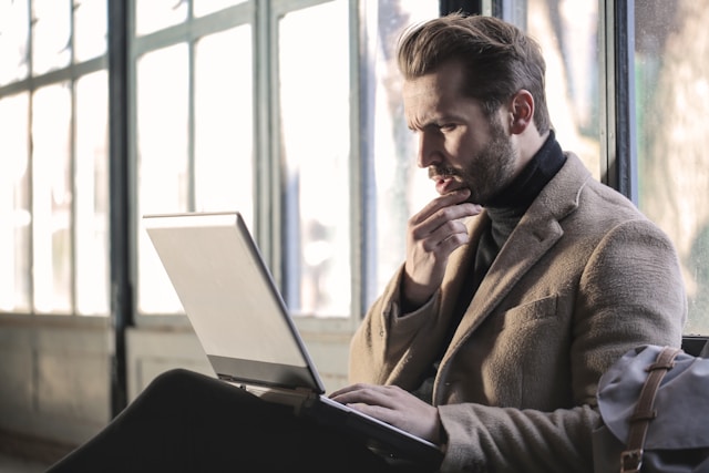 homme serieux avec ordinateur portable